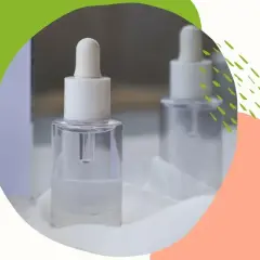 Szklane buteleczki z pipetką, zawierające serum. Delikatny zapach, być może z nutą hexyl cinnamal, otula skórę.