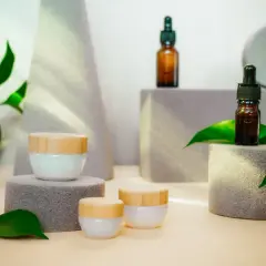 Kremy i serum CeraVe w minimalistycznej aranżacji. Wiele osób chwali te kosmetyki, a opinie są pozytywne.