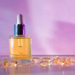 Serum z retinolem lub retinalem w buteleczce z pipetą, otoczone przezroczystymi kapsułkami.
