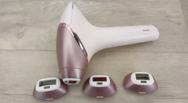 Elegancki depilator laserowy Philips z trzema nakładkami, idealny do tworzenia własnego rankingu depilatorów laserowych.