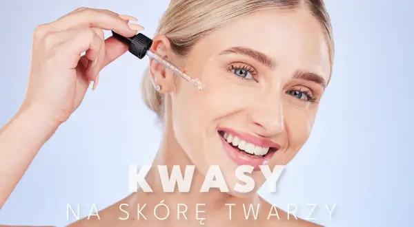 Kobieta aplikuje kroplę serum z kwasami na skórę twarzy, by uzyskać promienny wygląd.
