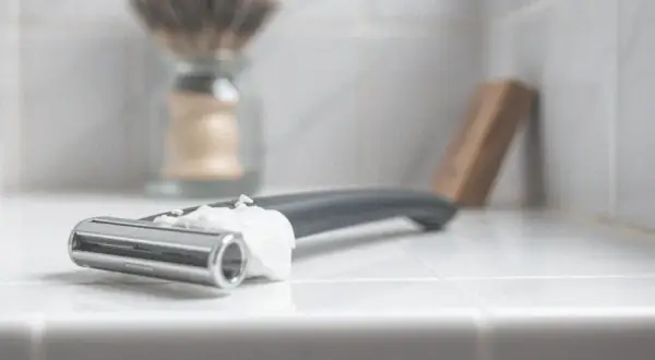 Golenie pod włos co to znaczy? Poznaj ryzyko i korzyści tej metody