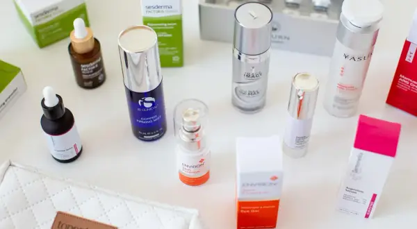 Kolekcja kosmetyków z peptydami: serum, kremy i mgiełki. Wśród nich produkty Sesderma, IS Clinical, Environ, Image i Dermomedica.