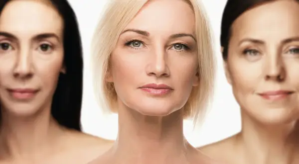 Trzy kobiety w różnym wieku, prezentujące naturalny **skinimal**izm.