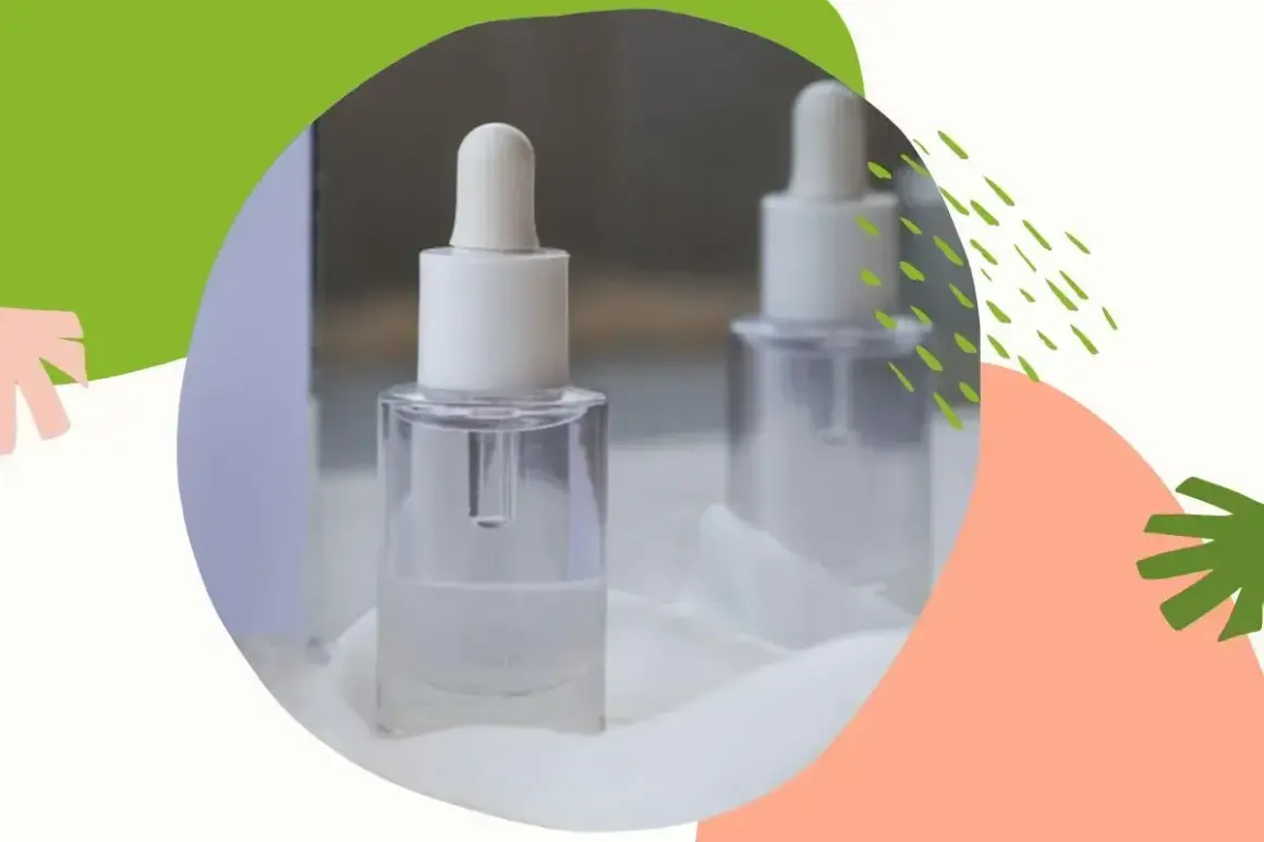 Szklane buteleczki z pipetką, zawierające serum. Delikatny zapach, być może z nutą hexyl cinnamal, otula skórę.