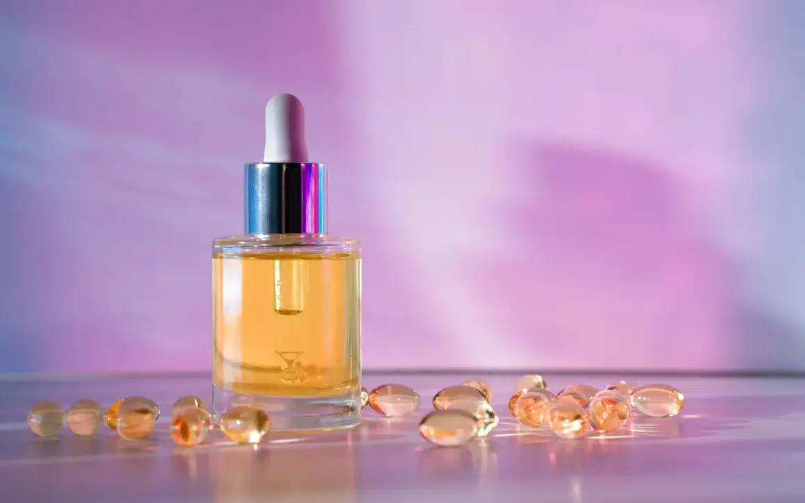 Serum z retinolem lub retinalem w buteleczce z pipetą, otoczone przezroczystymi kapsułkami.